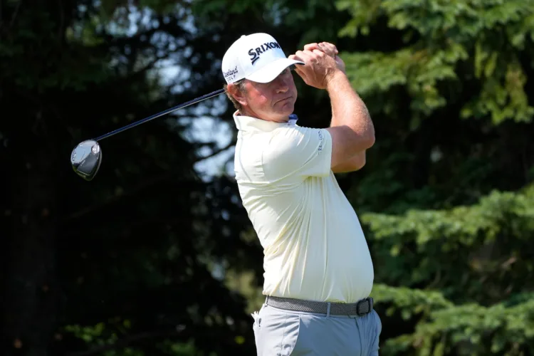 Lucas Glover Removes Shoes At 3M After Complaints About Spike Marks On The Greens